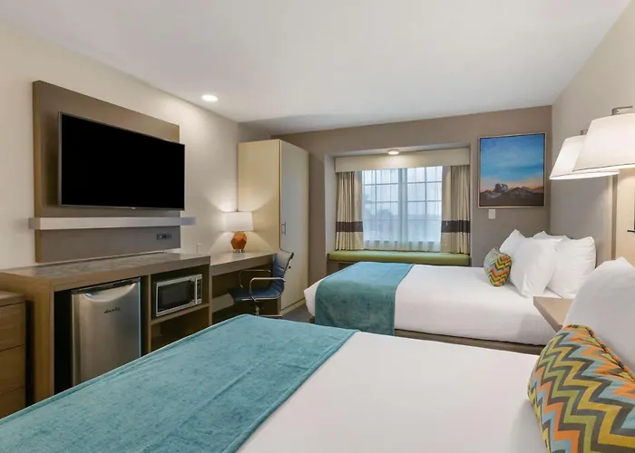 Western Foothills & Hotel 3*
