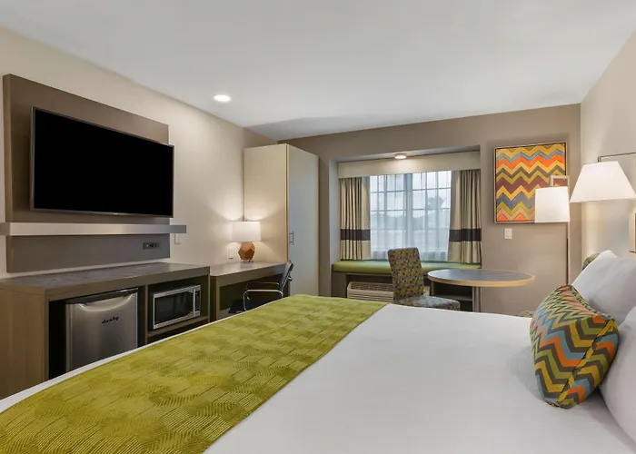 Hotel Western Foothills & 3*